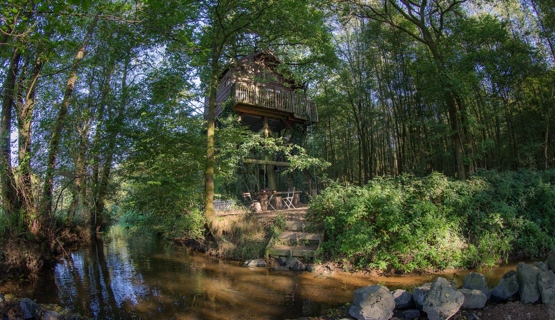 Cabane perchée dans les arbres aux Étangs de Cendron