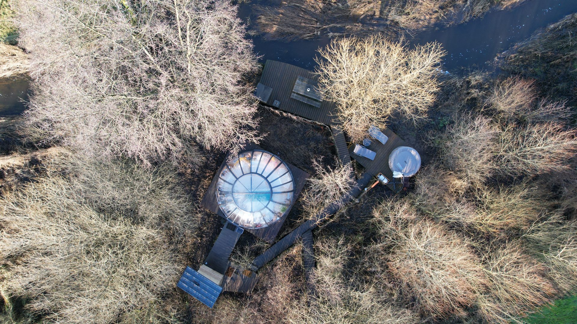 Dôme au bord de la rivière