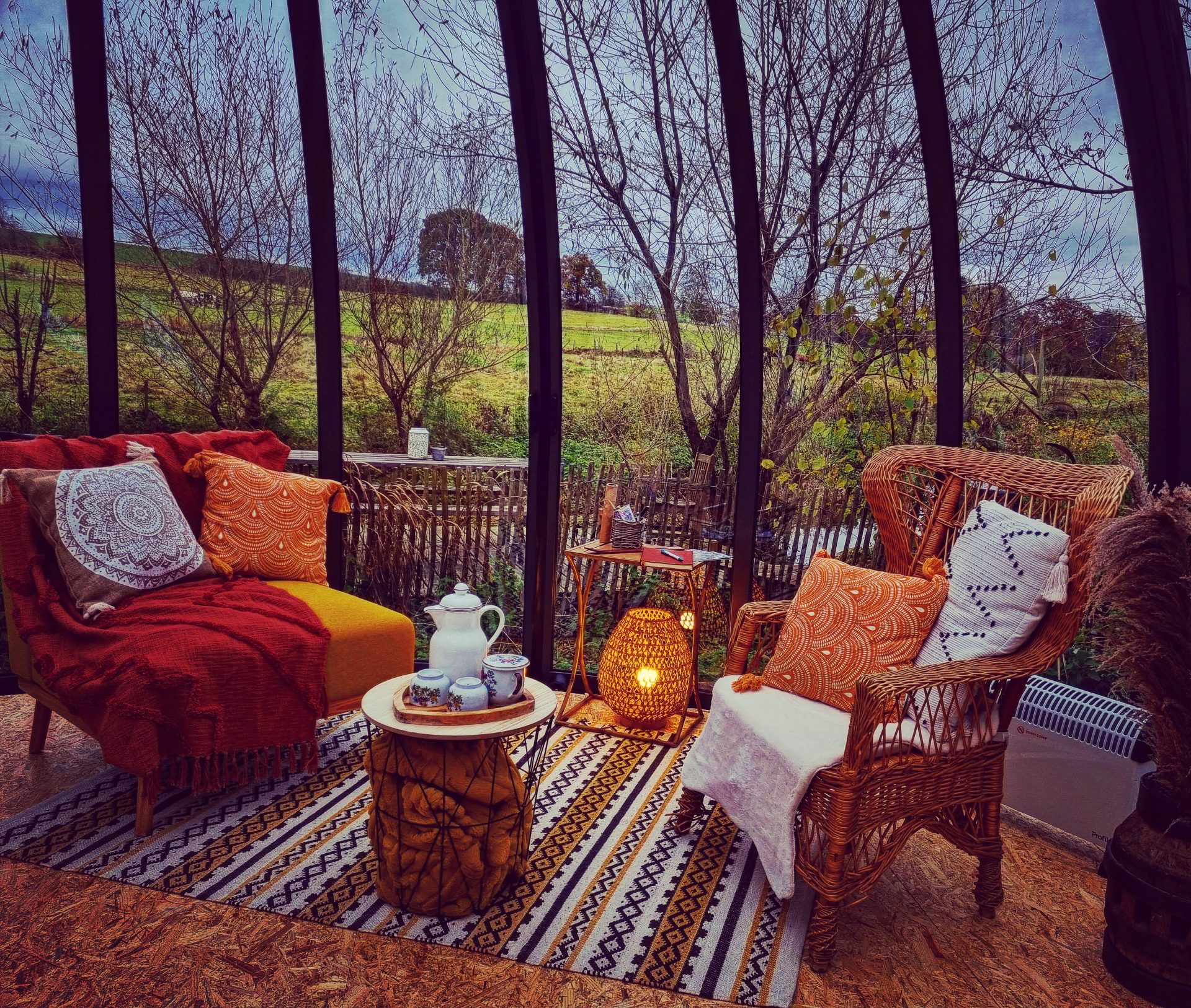 ambiance chaleureuse dans un hébergement insolite