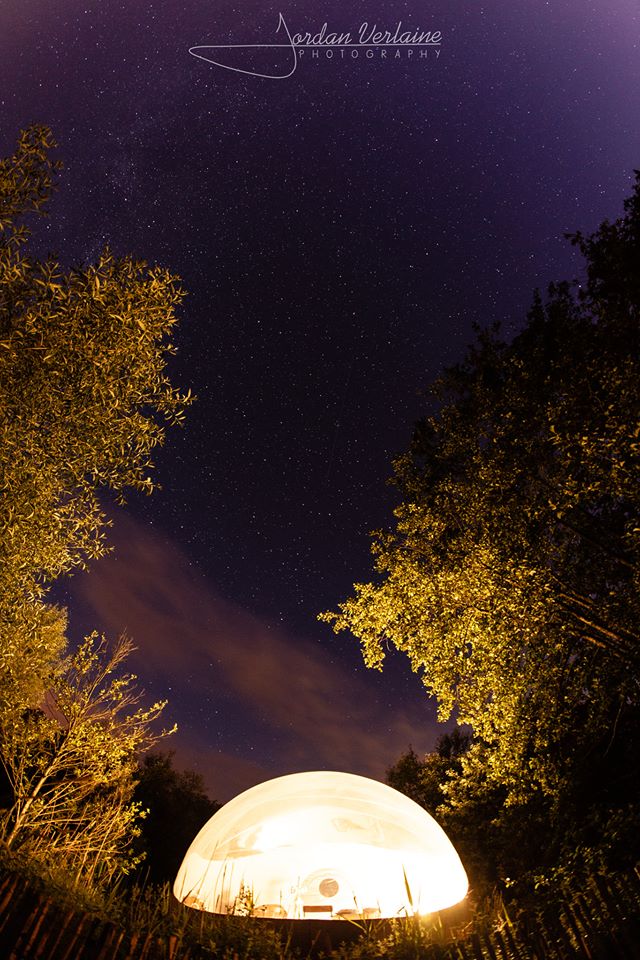 Bulle transparente de nuit sous les étoiles