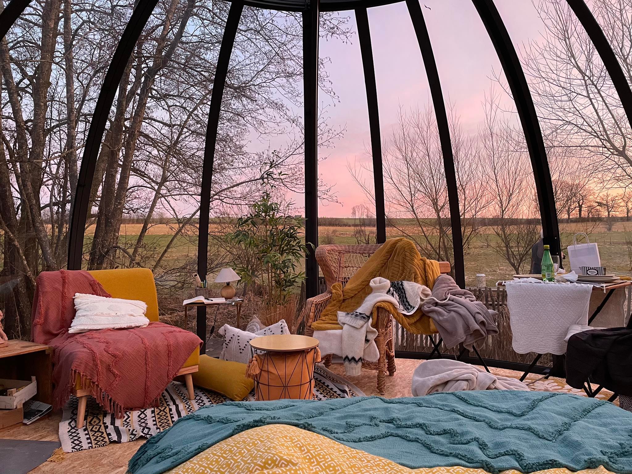 Dôme insolite aux Étangs de Cendron au bord de la rivière