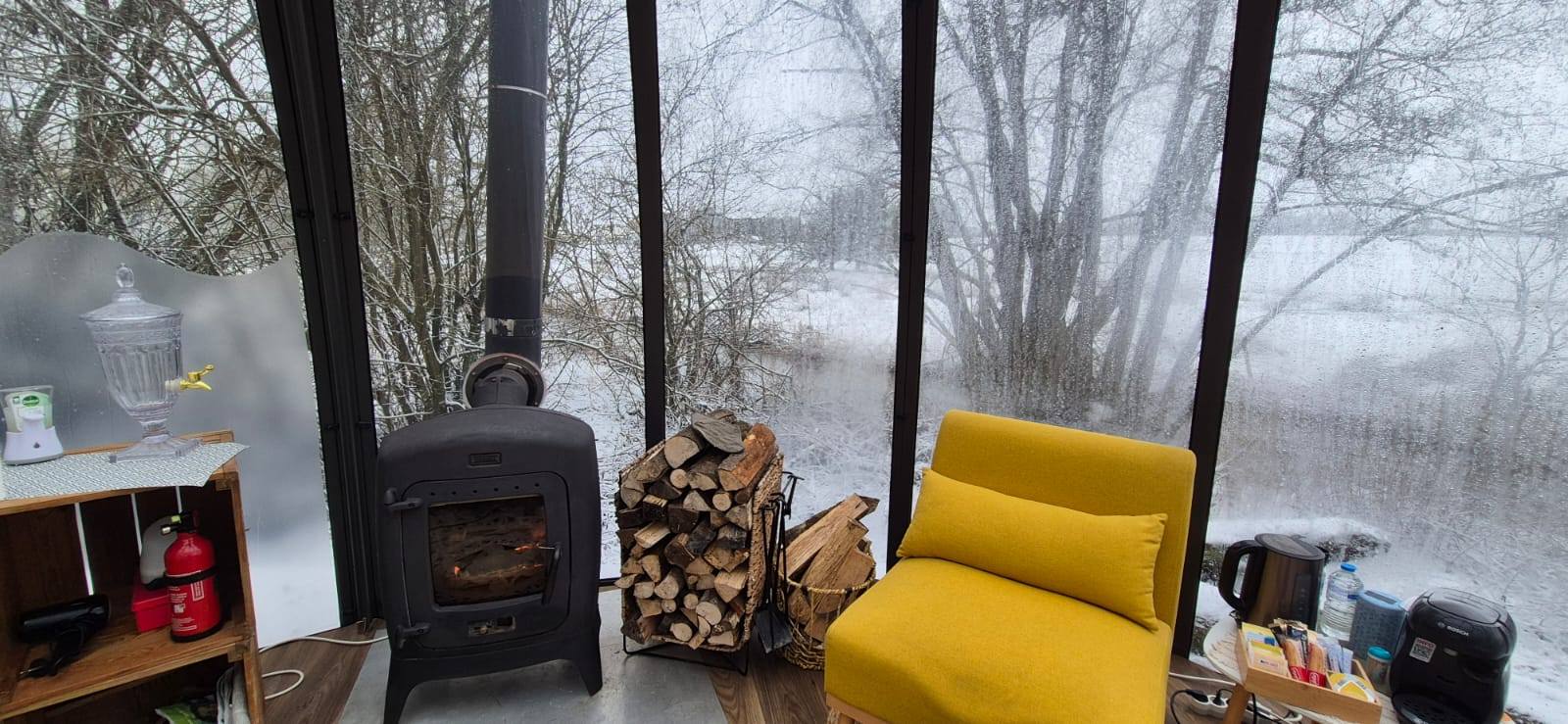 Intérieur chaleureux du dôme avec vue sur la nature