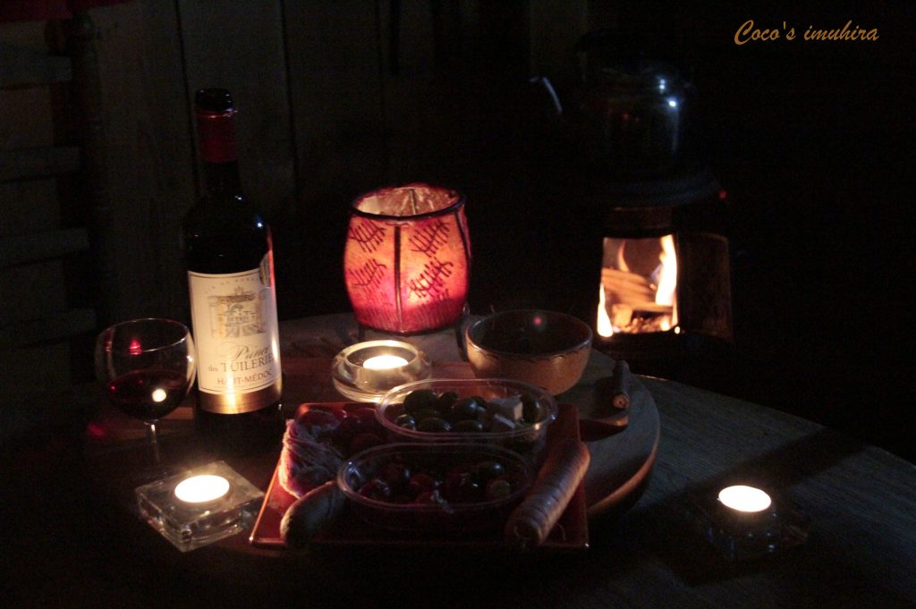 Ambiance chaleureuse dans la cabane avec poêle