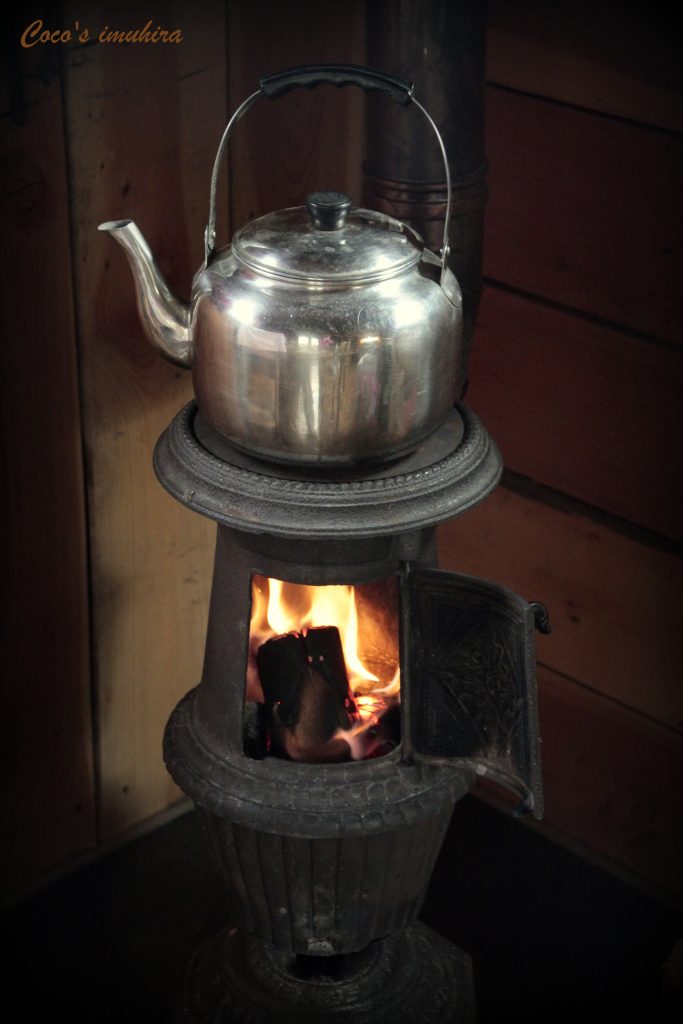 Ambiance chaleureuse dans la cabane avec poêle
