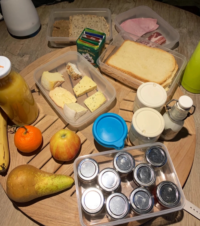 Petit déjeuner local pour la cabane