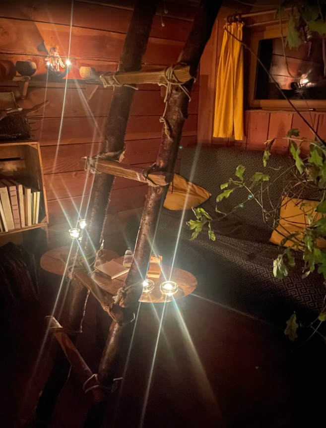 Intérieur de la cabane ambiance bougie et poêle à bois