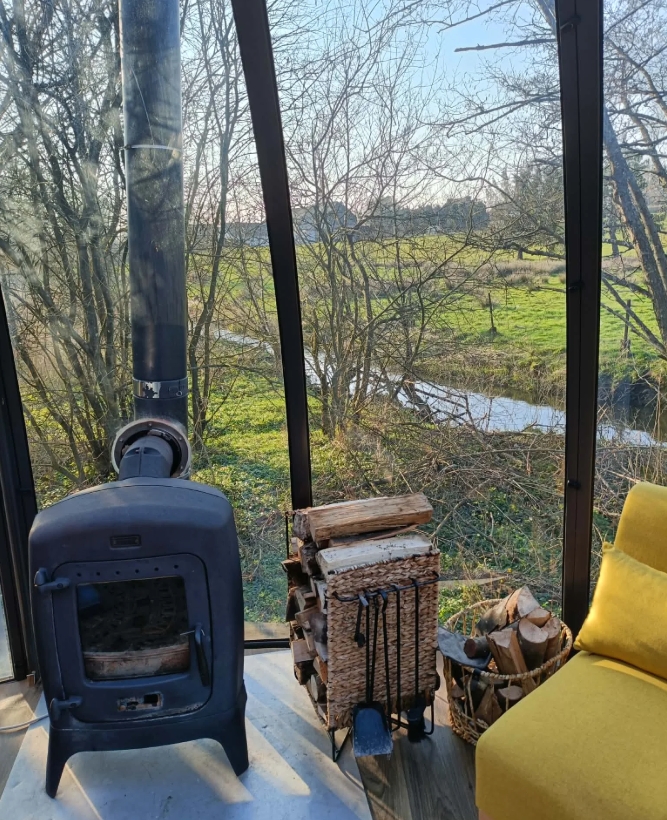 Ambiance cocon dans le dôme avec poêle à bois