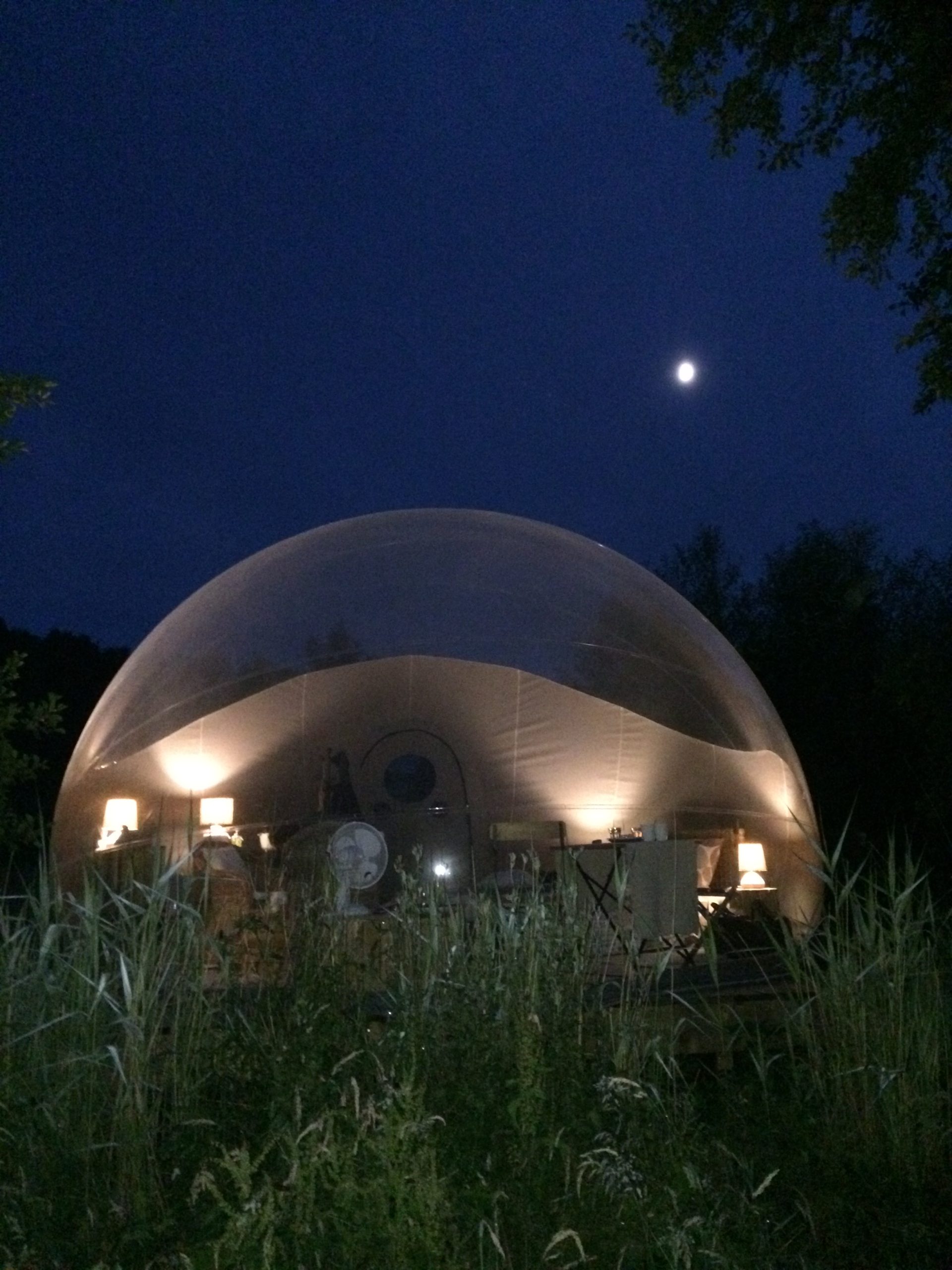 Lit dans la bulle pour dormir sous les étoiles